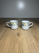 Dwie białe filiżanki z kwiatkami