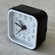 Budzik kwarcowy Tesco czarny