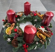 Stroik adwentowy z jodły nobiles + 4 czerwone świece