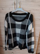 Sweterek wełniany w czarno białą kratę.