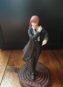 Figurka Makima Chainsaw Man Taito Prize | Czarny płaszcz, podstawka