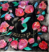 Apaszka jedwabna ręcznie malowana "Koliber", czarna z czerwonymi różami  