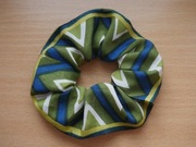 Mała zielona gumka do włosów typu scrunchie