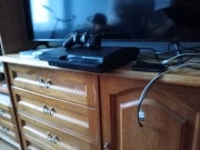 PlayStation 3 z padem pełnym okablowaniem i grą, konsola nieprzerobiona.