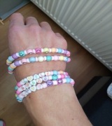 3 bransoletki i korale radosne i kolorowe z młodzieżowym przesłaniem