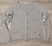 Markowy śliczny sweterek koloru jasno szarego z kieszonkami marki Esprit