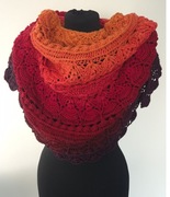 Piękna szydełkowa chusta w ognistych kolorach 