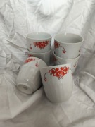 Karolina PRL białe kubki bez ucha czarki z czerwonym wzorem kwiaty