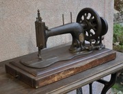 Stara, zabytkowa maszyna do szycia na korbkę,  Singer, antyk.