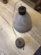 Lampa wisząca w ciepłych odcieniach 