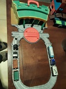 Tomek i Przyjaciele lokomotywownia+tory+7 el. pociągu Mattel skladany kufer