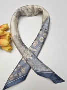 Delikatna kremowo niebieska apaszka chusta na szyję w kwiaty