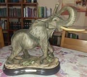 Duża figurka słonia afrykańskiego na podstawie