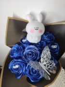 Bukiet satynowych róż z misiem lampką