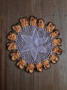 Różowo-miodowa serwetka z bratkami ręcznie robiona handmade średnica 34cm