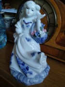 Dama z koszykiem, porcelana.