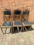 Trzy krzesła drewniane z lat 20-40 XX wieku. 