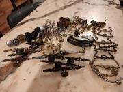 stare uchwyty meblowe z szyldem i bez 65 sztuk