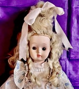 Porcelanowa lalka kolekcjonerska