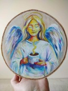 Anioł malowany na plastrze drewna 