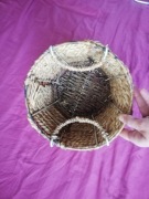 kosz pleciony z trawy z uszami boho na stelażu 21x15x19 osłonka