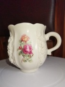 Filiżanka rzeźbiona w róże kwiaty porcelanowe ręcznie robione.