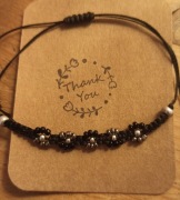 Bransoletka kwiatuszki, sznurek czarny.