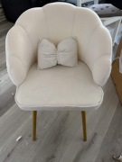 Fotel MUSZELKA glamour jasny beż/krem + poduszka KOKARDA