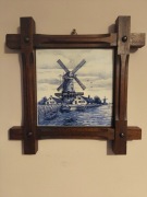 Ceramiczna płytka w drewnianej ramce