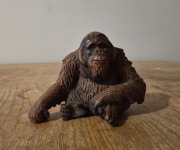 Schleich siedzący orangutan figurka unikat model wycofany z 2002 r.