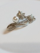 Broszka damska, srebrne tulipany z perłą 