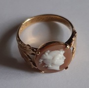 ZŁOTY PIERŚCIONEK Z KAMEĄ Z 1938 roku, wymiar 16,7mm, 18K próba 750, 4,32g