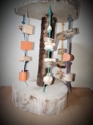 Karuzela gryzak dla papug na plastrze drzewa