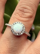 Piękny srebrny 925 pierścionek z opalem i cyrkoniami