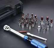 Klucz dynamometryczny + nasadki walizka  