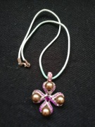 Naszyjnik,wisior metaloplastyka ze szklanymi kamykami.