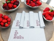 Jasnoszara podkładka pod talerz z bordowym haftem