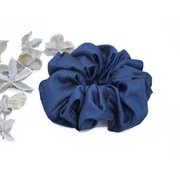Gumka do włosów scrunchie z tafty – jasny granat, elegancki połysk.