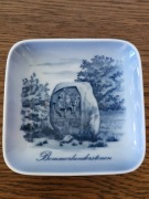 Royal Copenhagen – Porcelanowy talerzyk pamiątkowy „Kamień Bommerlunder”