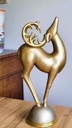 Figura złotego jelenia w stylu Mid-Century Modern z akcentem Art Déco 