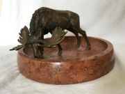 Rzeźba Łosia w marmurowej misie