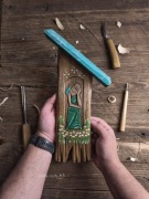 Kapliczka drewniana Jezus Frasobliwy rzeźba drewno sztuka ludowa prezent  2