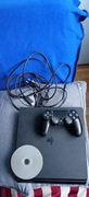 PS4 Slim 500GB z padem, pełne okablowanie i gra.