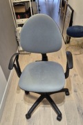 Fotel obrotowy szare obicie czarny stelaż
