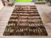 Piękny oryginalny dywan z futra lisa lub jenota.