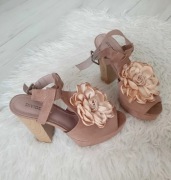 Piękne buty z ozdobnym kwiatem na wysokiej platformie 39