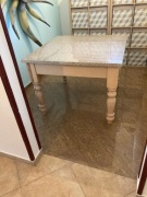 Stół z kamiennym blatem