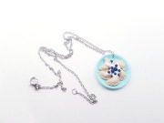 Naszyjnik z wisiorkiem talerz pierogów z jagodami z modeliny fimo 