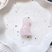 figurka z kamienia naturalnego kwarc różowy kwarcem kamień