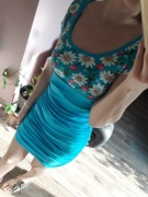 Krótka niebieska marszczona sukienka z krótkim rękawem w kwiaty w wiśnie S